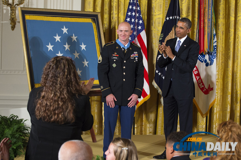 奥巴马为美国大兵颁发荣誉奖章 赞其阿富汗行动中勇敢