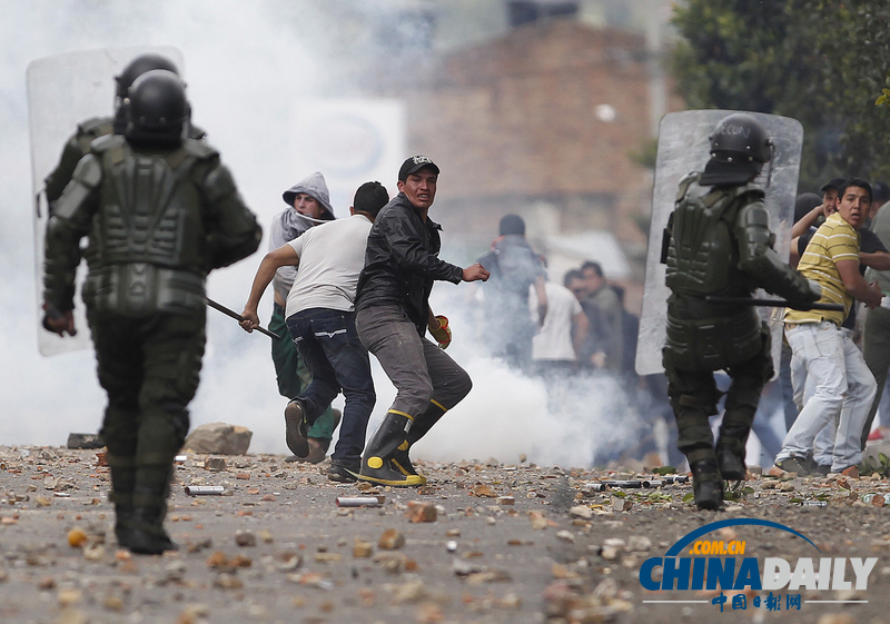 哥伦比亚数百人声援抗议农民 与防暴警察爆发冲突