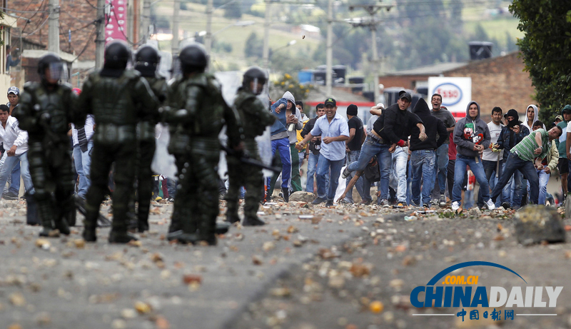 哥伦比亚数百人声援抗议农民 与防暴警察爆发冲突