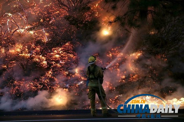 美国加州森林大火继续蔓延 成州史上第七大火灾