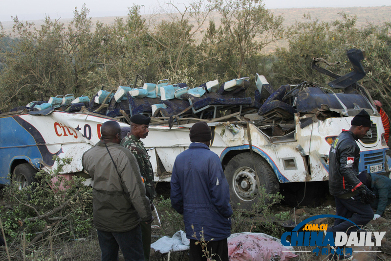 肯尼亚一辆旅游大巴坠入山谷 致至少41人死亡