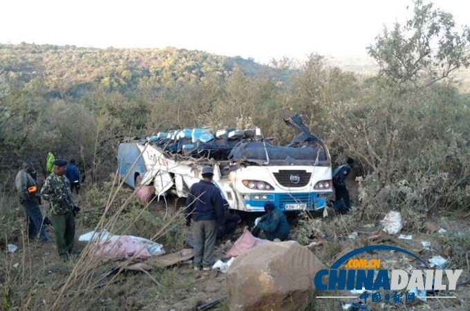 肯尼亚一辆旅游大巴坠入山谷 致至少41人死亡