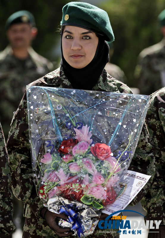 阿富汗国民军士兵毕业典礼 女兵英姿飒爽（图）
