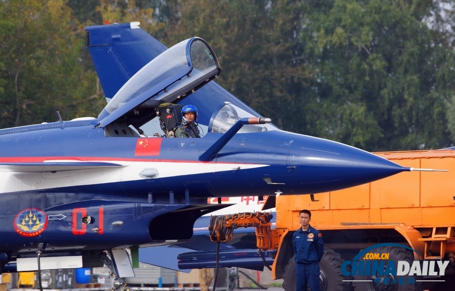 中国空军八一飞行表演队亮相莫斯科航展