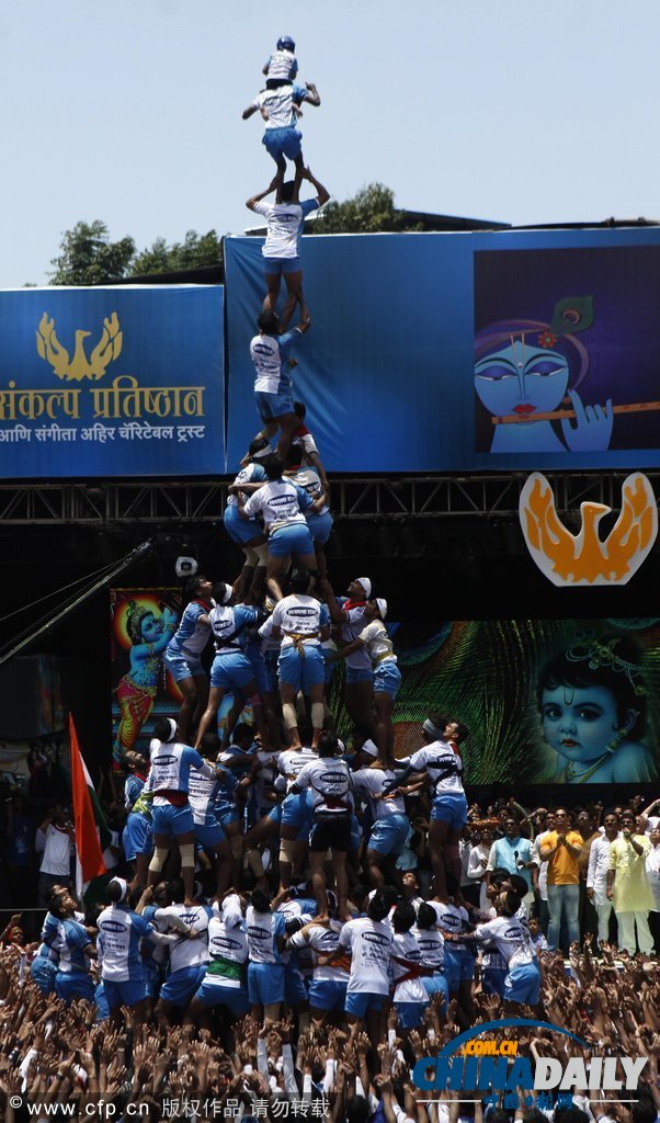 印度民众“叠罗汉”庆祝传统宗教节日