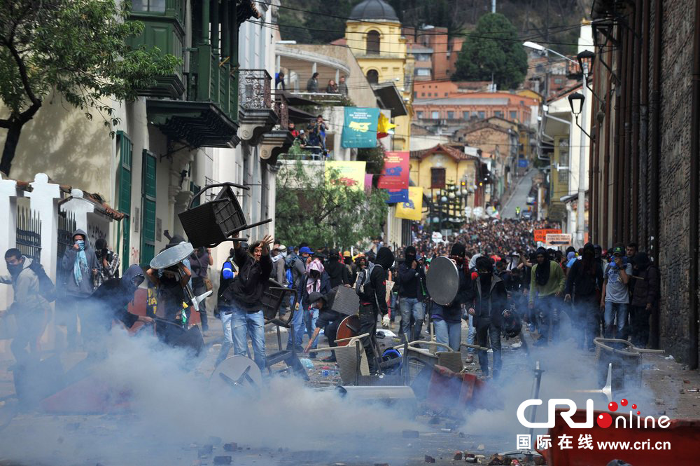 哥伦比亚农民罢工演变为暴力冲突 街头一片混乱