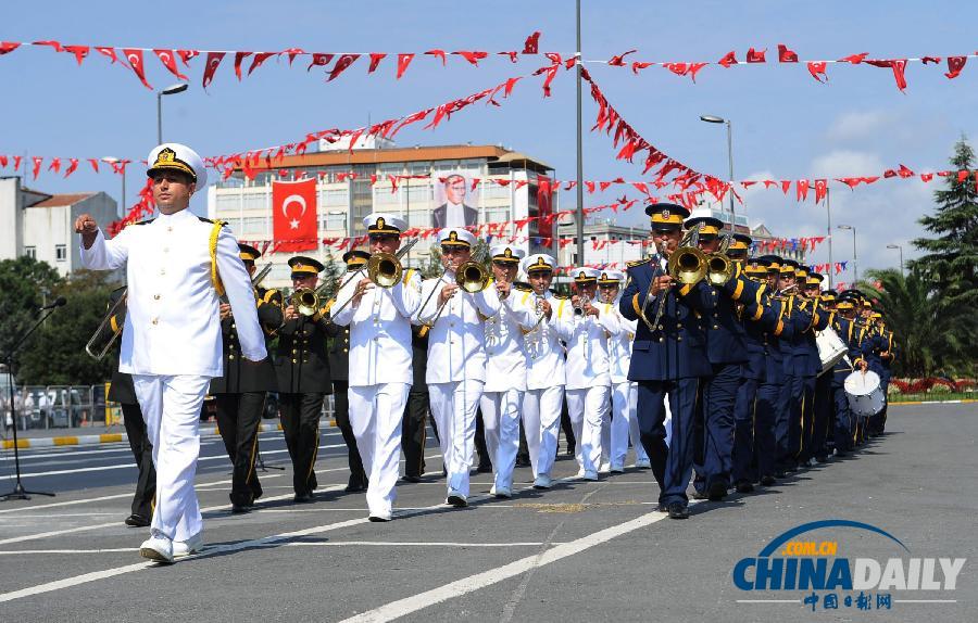 土耳其伊斯坦布尔举行“胜利日”阅兵纪念活动