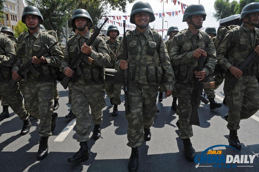 土耳其伊斯坦布尔举行“胜利日”阅兵纪念活动