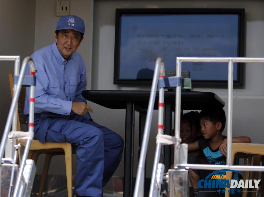日本举行防灾演练 首相与儿童一同钻桌下“避险”