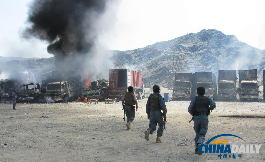 阿富汗塔利班袭击美军后勤基地 30多辆军车被毁