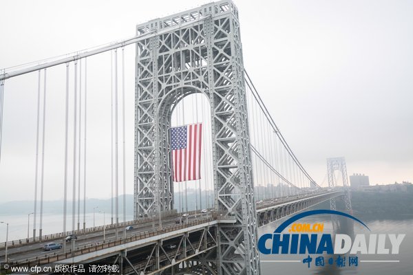 美国大桥悬挂世界最大星条旗 庆祝劳动节