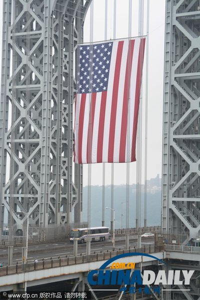 美国大桥悬挂世界最大星条旗 庆祝劳动节