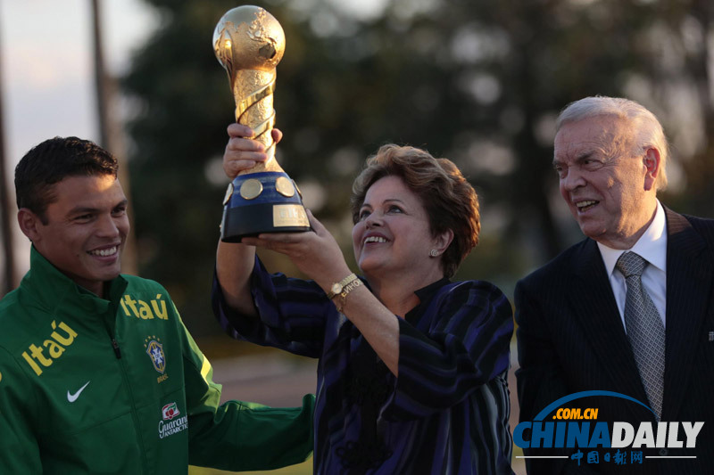 巴西总统接见足球队员 高举联合会杯冠军奖杯（组图）