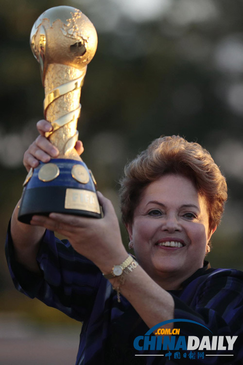 巴西总统接见足球队员 高举联合会杯冠军奖杯（组图）