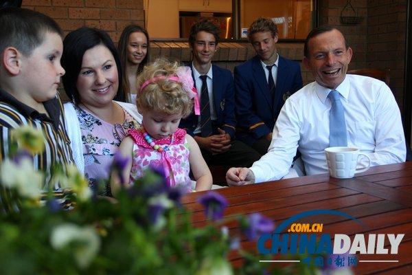 澳反对党领导人竞选造势 小萝莉搞怪表情抢镜（组图）