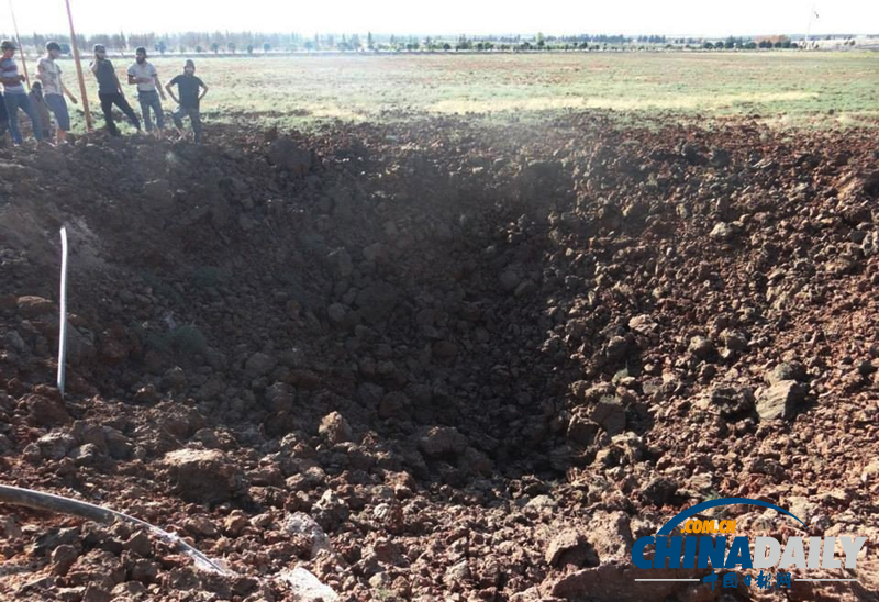 叙利亚政府军与反对派继续交战 地面现巨大弹坑