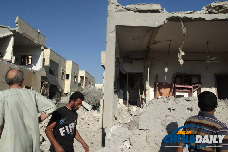 叙利亚政府军与反对派继续交战 地面现巨大弹坑