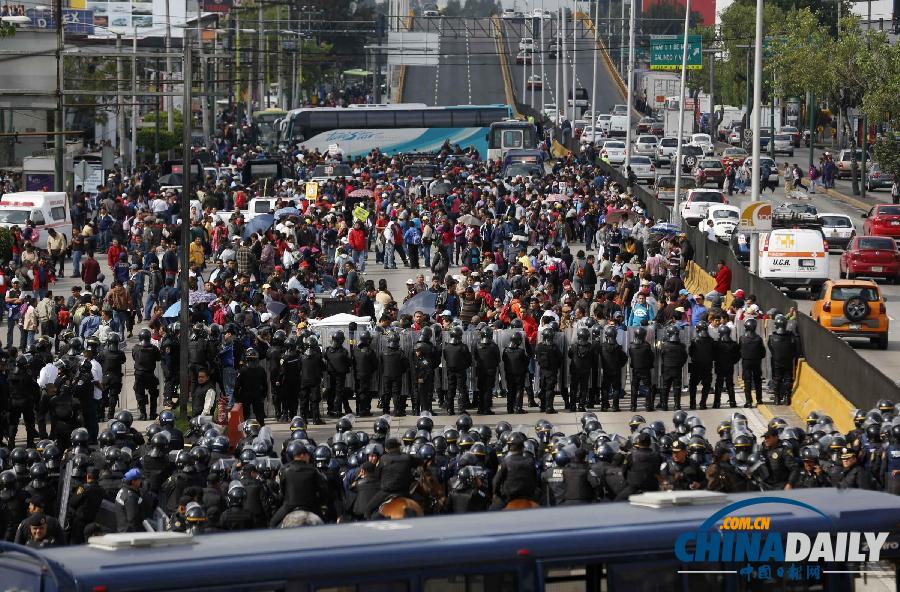 数百墨西哥教师堵住机场通道 抗议政府通过教育法案