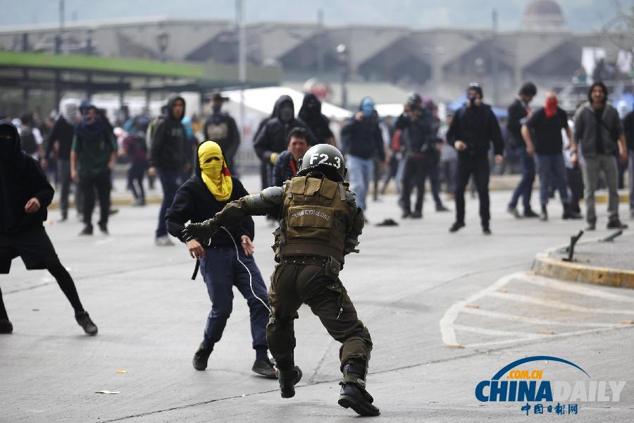 数千智利学生与警方发生激烈冲突 要求教育免费提高质量