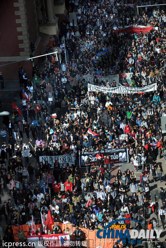 数千智利学生与警方发生激烈冲突 要求教育免费提高质量