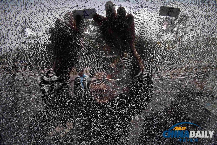 泰国南部胶农抗议升级 警农冲突激烈警车被烧毁