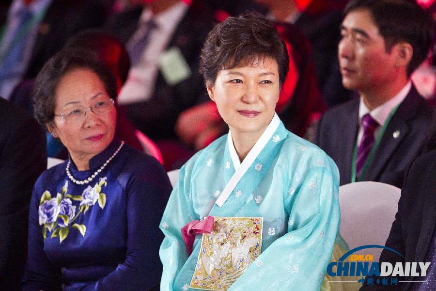 韩总统朴槿惠访问越南 穿韩服登时装表演T台