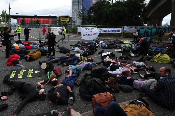 伦敦东部：示威者封锁道路 反对武器贩卖合法化