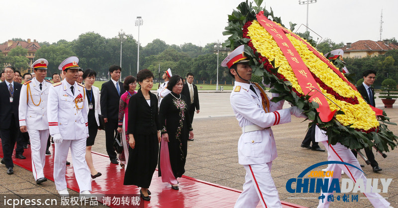 朴槿惠到访越南 向越前主席胡志明墓地献花（组图）