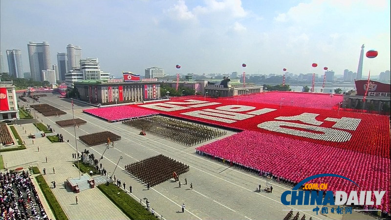 朝鲜举行建国65周年阅兵式 短裙女兵整齐划一