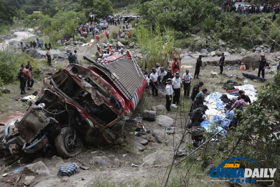 危地马拉客车从悬崖坠入深谷 至少45人死亡