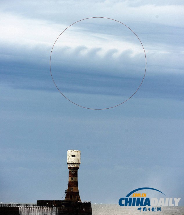 图：英国摄影师拍下罕见“波浪”云彩