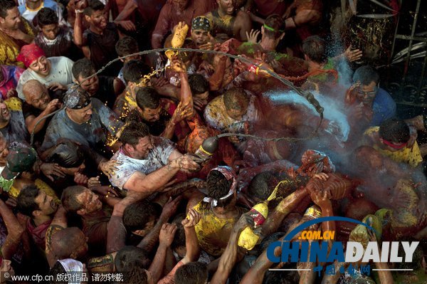 西班牙民众庆祝卡斯卡摩拉斯节 黑油脂臭鸡蛋不亦乐乎