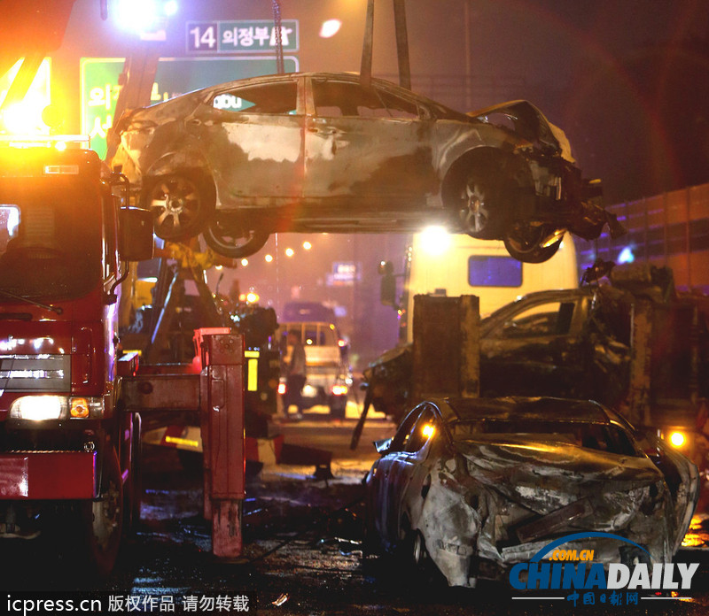 韩国首都外环高架上发生9车连环追尾事故