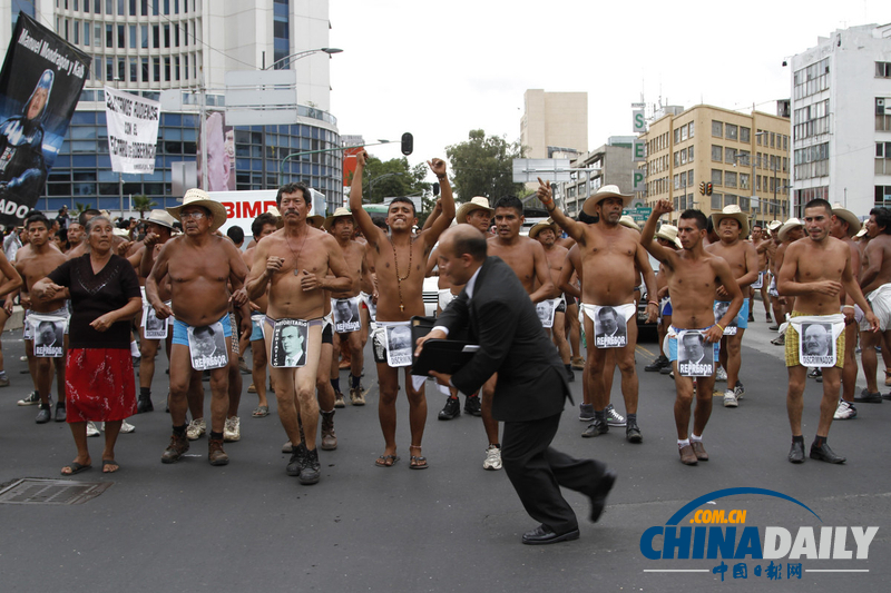 墨西哥农民半裸穿“尿布” 抗议遭受歧视和欺压