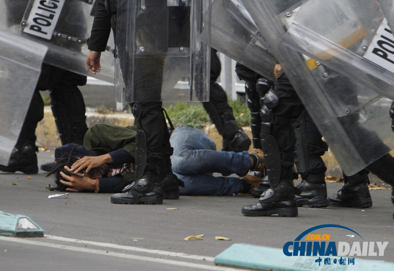 墨西哥警察对抗议教师进行暴力清场（组图）
