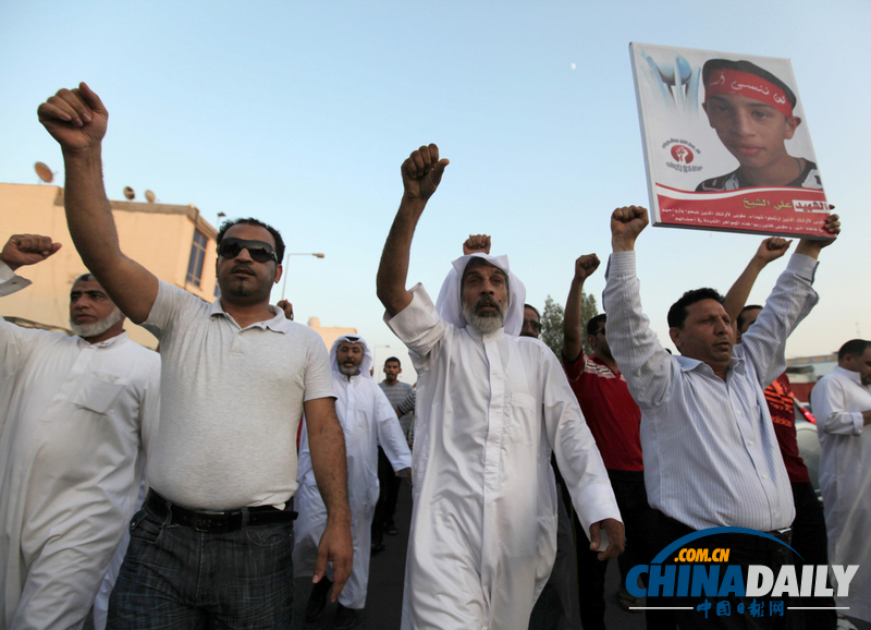巴林防暴警察发射催泪弹 驱散反政府示威者