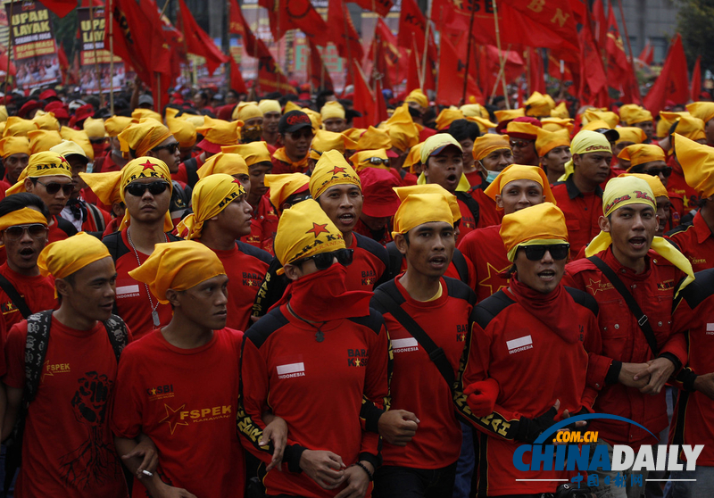 印尼上千工人举行游行 抗议工资过低（组图）
