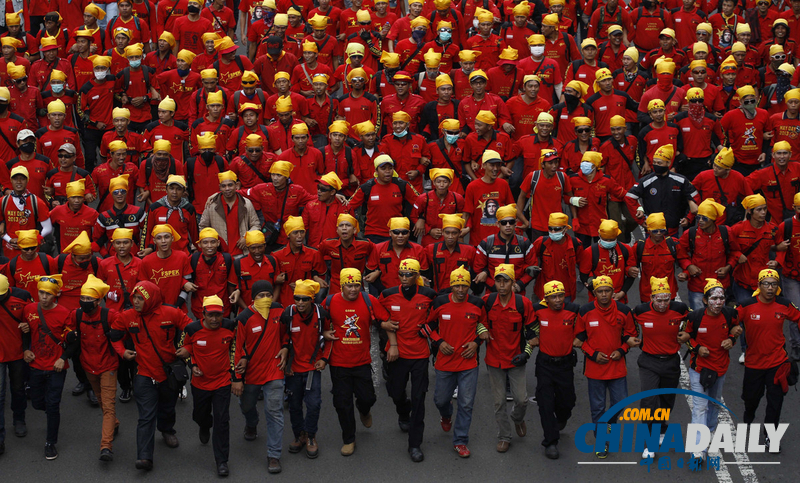 印尼上千工人举行游行 抗议工资过低（组图）