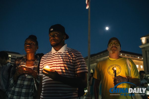 美民众参加烛光守夜 纪念海军司令部枪击案受害者（组图）