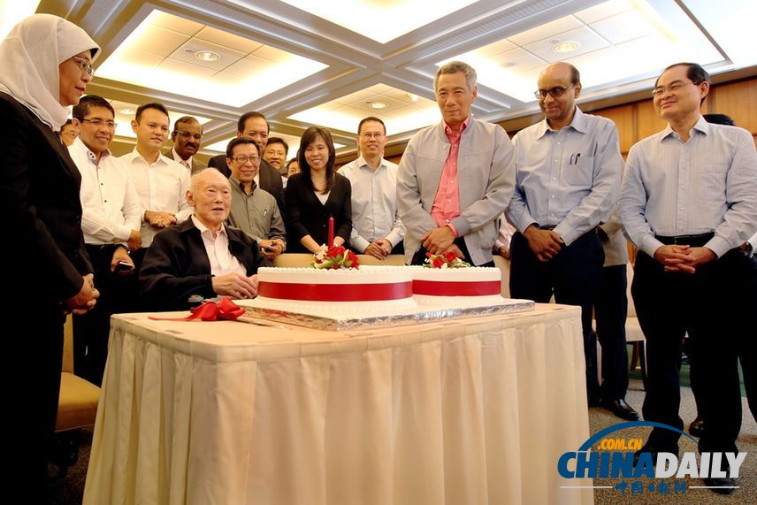 新加坡前总理李光耀90岁大寿 议员为其举行庆祝会