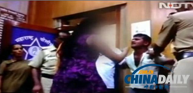 印度女护士火车上险被强奸 警察局内狠掴嫌犯（图）