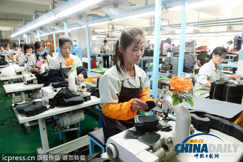 开城工业园区重启第二天 朝鲜工人忙碌工作（图）
