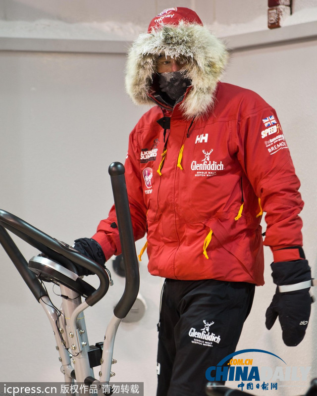 哈里王子穿冬装冷冻室内训练 为南极探险做准备