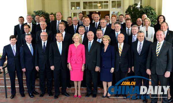 阿博特宣誓就任澳大利亚总理 与内阁成员集体合影（组图）