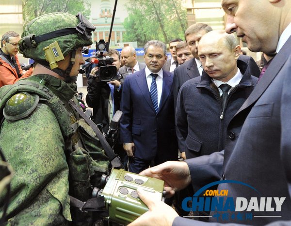 俄总统普京视察兵工厂 检查并亲自调试枪支