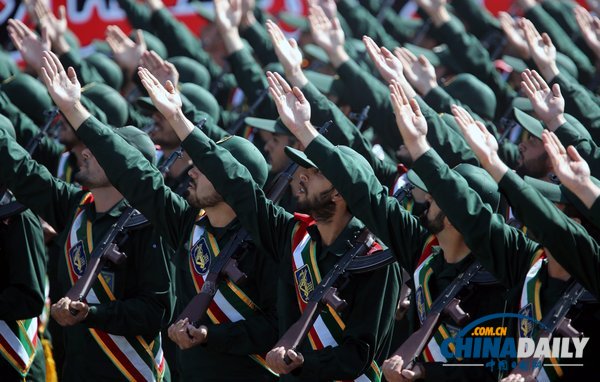 鲁哈尼出席伊朗年度阅兵式 称希望叙利亚结束内战