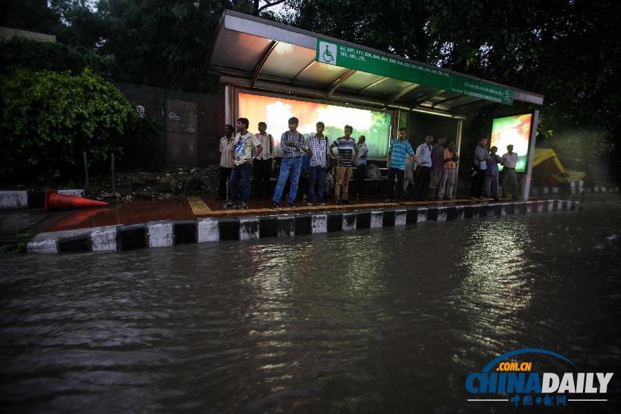 印度新德里遭遇强降雨 三轮出租车涉水载客（组图）