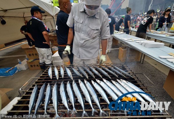 日本地震灾区为感恩烧烤5千秋刀鱼 东京市民免费享用