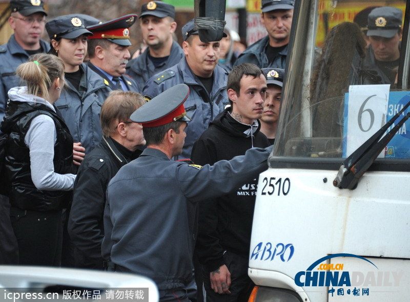 俄罗斯民众游行抗议非法移民 被警方逮捕做不雅手势