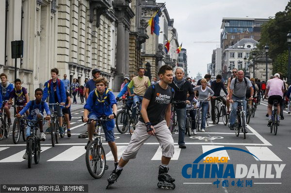 比利时举办“无车日”活动 国王携家人骑车上街
